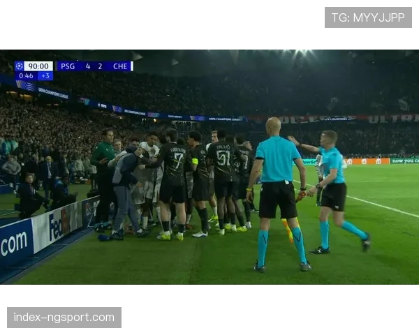 暖心一幕：莱切球员主动将球踢出界，救助场边突然不适的球童